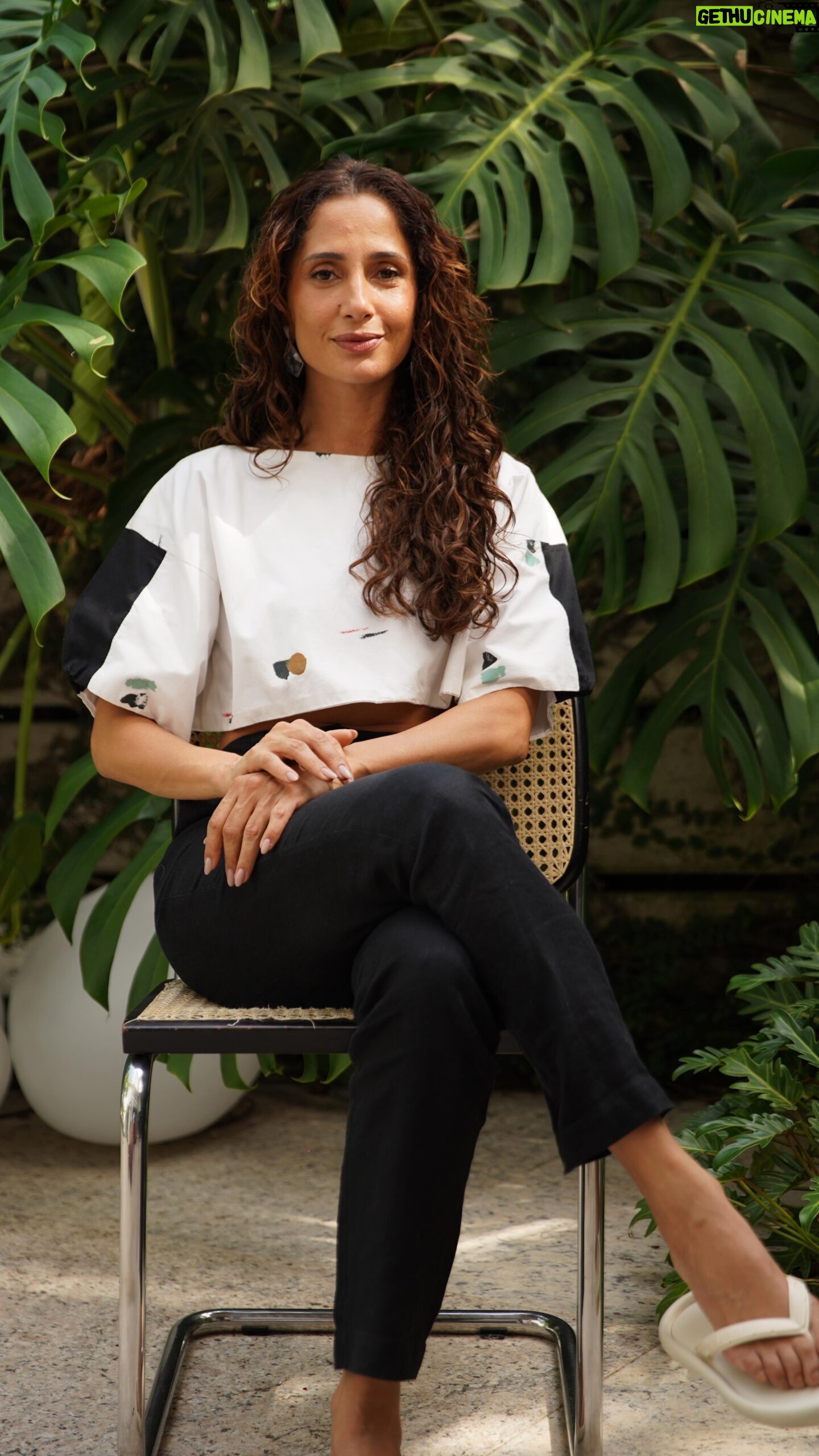 Camila Pitanga - 4.4K Likes - Dar vida à Ellen foi uma experiência de muito aprendizado e conexão.
Tive a honra de visitar o INCA, onde conversei com mulheres que enfrentam o câncer de colo do útero, o mesmo câncer que a Ellen enfrenta na novela. Essas conversas me ensinaram muito, não apenas sobre a doença, mas também sobre as pessoas.
Cada paciente é única, e seus cuidados também se diferem, em todos os estágios da doença. Os cuidados paliativos, especialmente nos estágios mais avançados, são essenciais para garantir qualidade de vida, alívio, respeito e, acima de tudo, assegurar o direito à dignidade.
Agradeço profundamente às pacientes Priscila Magalhães, Edilaine Cabral, Denise Nunes e Flávia Castro, que compartilharam suas histórias comigo de forma tão generosa. E à equipe de profissionais de saúde do INCA que trabalha incansavelmente para garantir que todas as pacientes recebam o melhor cuidado possível.
🚨 O câncer de colo do útero é tratável, especialmente quando diagnosticado precocemente! Não deixe de fazer os exames preventivos. O Papanicolau é o principal exame para detectar alterações no colo do útero. Se você tem entre 25 e 64 anos, converse com seu médico sobre a importância da prevenção. Vamos juntas 💪