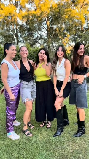 Candelaria Molfese Instagram - Ellas son mis hermanas ! ❤️🫶🏻 las quiero mucho mucho! Hermanas, amigas ! Todo!