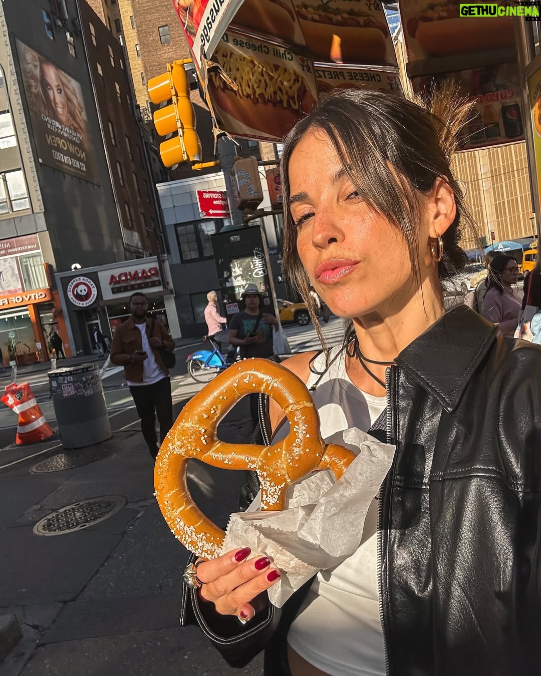 Candelaria Molfese - 28.1K Likes - Unos días mágicos en NY ! Qué felicidad volver a visitar esta ciudad y juntas @coumolfese
1. Para obligatoria un 🥨
2. De vinito y filosofía
3. A pura caminata con jugo de apio
4. Un laminado que va a quedar en mi cora
5. Nuestro espejo en el @wyndhamrewards_latamc @may_ariadna
6. Encontrarme con amigos en NY
7. Una en “Williamsburg”
8. Bagels del amor
9. Hotel que usó y recomiendo @wyndhamrewards_latamc gracias @may_ariadna ❤️🫶🏻
10. Nuestras noches locas
11. Central Park
12. Central park x2
13. Lente sucio by @coumolfese
14. Una imagen de ❤️
15. Calor en NY
16. Chau chau nos vemos la próxima !!! @wyndhamrewards_latamc @may_ariadna