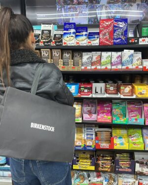 Candelaria Molfese Instagram - Unos días mágicos en NY ! Qué felicidad volver a visitar esta ciudad y juntas @coumolfese 
1. Para obligatoria un 🥨 
2. De vinito y filosofía 
3. A pura caminata con jugo de apio 
4. Un laminado que va a quedar en mi cora 
5. Nuestro espejo en el @wyndhamrewards_latamc @may_ariadna 
6. Encontrarme con amigos en NY
7. Una en “Williamsburg”
8. Bagels del amor 
9. Hotel que usó y recomiendo @wyndhamrewards_latamc gracias @may_ariadna ❤️🫶🏻
10. Nuestras noches locas 
11. Central Park 
12. Central park x2
13. Lente sucio by @coumolfese 
14. Una imagen de ❤️
15. Calor en NY
16. Chau chau nos vemos la próxima !!! @wyndhamrewards_latamc @may_ariadna