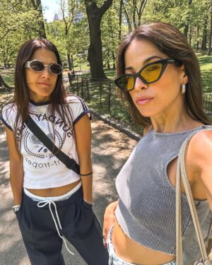 Candelaria Molfese Instagram - Unos días mágicos en NY ! Qué felicidad volver a visitar esta ciudad y juntas @coumolfese 
1. Para obligatoria un 🥨 
2. De vinito y filosofía 
3. A pura caminata con jugo de apio 
4. Un laminado que va a quedar en mi cora 
5. Nuestro espejo en el @wyndhamrewards_latamc @may_ariadna 
6. Encontrarme con amigos en NY
7. Una en “Williamsburg”
8. Bagels del amor 
9. Hotel que usó y recomiendo @wyndhamrewards_latamc gracias @may_ariadna ❤️🫶🏻
10. Nuestras noches locas 
11. Central Park 
12. Central park x2
13. Lente sucio by @coumolfese 
14. Una imagen de ❤️
15. Calor en NY
16. Chau chau nos vemos la próxima !!! @wyndhamrewards_latamc @may_ariadna