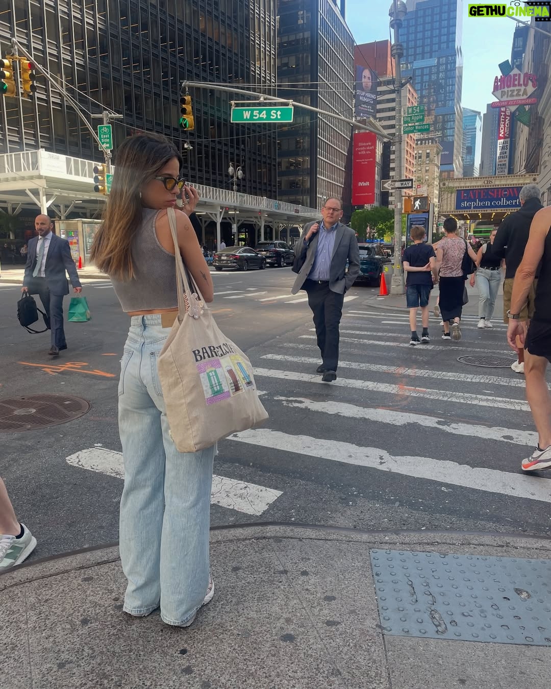 Candelaria Molfese - 28.1K Likes - Unos días mágicos en NY ! Qué felicidad volver a visitar esta ciudad y juntas @coumolfese
1. Para obligatoria un 🥨
2. De vinito y filosofía
3. A pura caminata con jugo de apio
4. Un laminado que va a quedar en mi cora
5. Nuestro espejo en el @wyndhamrewards_latamc @may_ariadna
6. Encontrarme con amigos en NY
7. Una en “Williamsburg”
8. Bagels del amor
9. Hotel que usó y recomiendo @wyndhamrewards_latamc gracias @may_ariadna ❤️🫶🏻
10. Nuestras noches locas
11. Central Park
12. Central park x2
13. Lente sucio by @coumolfese
14. Una imagen de ❤️
15. Calor en NY
16. Chau chau nos vemos la próxima !!! @wyndhamrewards_latamc @may_ariadna