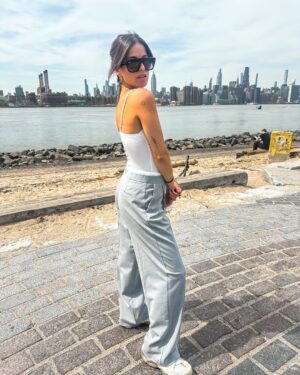 Candelaria Molfese Instagram - Unos días mágicos en NY ! Qué felicidad volver a visitar esta ciudad y juntas @coumolfese 
1. Para obligatoria un 🥨 
2. De vinito y filosofía 
3. A pura caminata con jugo de apio 
4. Un laminado que va a quedar en mi cora 
5. Nuestro espejo en el @wyndhamrewards_latamc @may_ariadna 
6. Encontrarme con amigos en NY
7. Una en “Williamsburg”
8. Bagels del amor 
9. Hotel que usó y recomiendo @wyndhamrewards_latamc gracias @may_ariadna ❤️🫶🏻
10. Nuestras noches locas 
11. Central Park 
12. Central park x2
13. Lente sucio by @coumolfese 
14. Una imagen de ❤️
15. Calor en NY
16. Chau chau nos vemos la próxima !!! @wyndhamrewards_latamc @may_ariadna