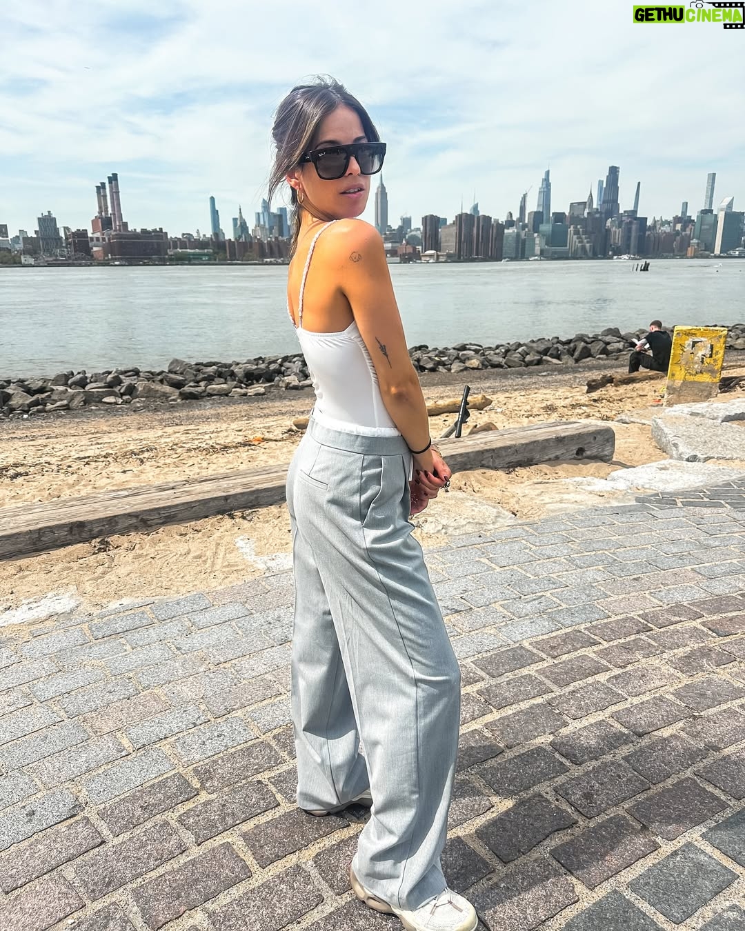 Candelaria Molfese - 28.1K Likes - Unos días mágicos en NY ! Qué felicidad volver a visitar esta ciudad y juntas @coumolfese
1. Para obligatoria un 🥨
2. De vinito y filosofía
3. A pura caminata con jugo de apio
4. Un laminado que va a quedar en mi cora
5. Nuestro espejo en el @wyndhamrewards_latamc @may_ariadna
6. Encontrarme con amigos en NY
7. Una en “Williamsburg”
8. Bagels del amor
9. Hotel que usó y recomiendo @wyndhamrewards_latamc gracias @may_ariadna ❤️🫶🏻
10. Nuestras noches locas
11. Central Park
12. Central park x2
13. Lente sucio by @coumolfese
14. Una imagen de ❤️
15. Calor en NY
16. Chau chau nos vemos la próxima !!! @wyndhamrewards_latamc @may_ariadna