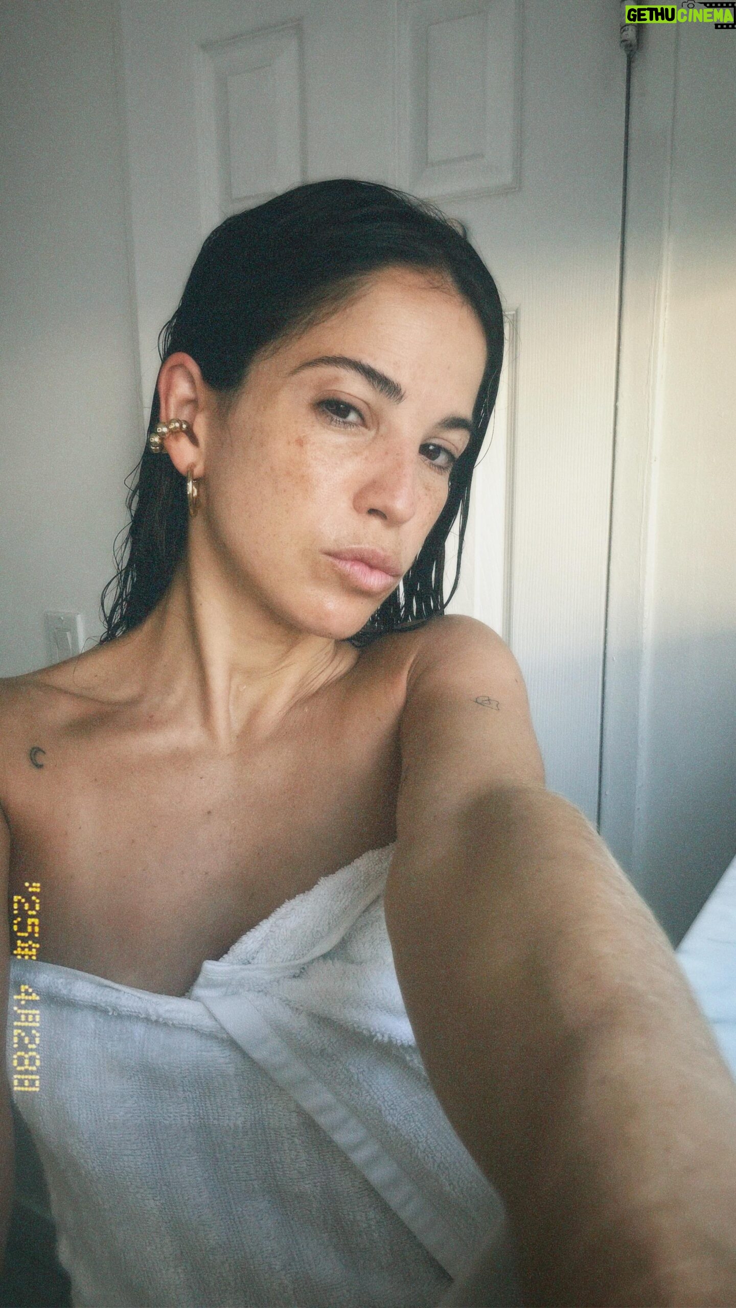 Candelaria Molfese - 2.5K Likes - Alo! Un día más en mis vacaciones y me traje estos serums de @dove que me ayudan a hidratar y me dejan la piel luminosa siempre!
Usó, recomiendo!
#DOVE #SKINCARE #TODATUPIELIMPORTA #SERUMSCORPORALES