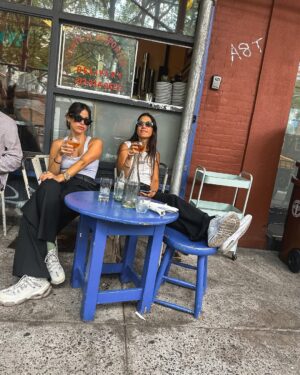 Candelaria Molfese Instagram - Unos días mágicos en NY ! Qué felicidad volver a visitar esta ciudad y juntas @coumolfese 
1. Para obligatoria un 🥨 
2. De vinito y filosofía 
3. A pura caminata con jugo de apio 
4. Un laminado que va a quedar en mi cora 
5. Nuestro espejo en el @wyndhamrewards_latamc @may_ariadna 
6. Encontrarme con amigos en NY
7. Una en “Williamsburg”
8. Bagels del amor 
9. Hotel que usó y recomiendo @wyndhamrewards_latamc gracias @may_ariadna ❤️🫶🏻
10. Nuestras noches locas 
11. Central Park 
12. Central park x2
13. Lente sucio by @coumolfese 
14. Una imagen de ❤️
15. Calor en NY
16. Chau chau nos vemos la próxima !!! @wyndhamrewards_latamc @may_ariadna