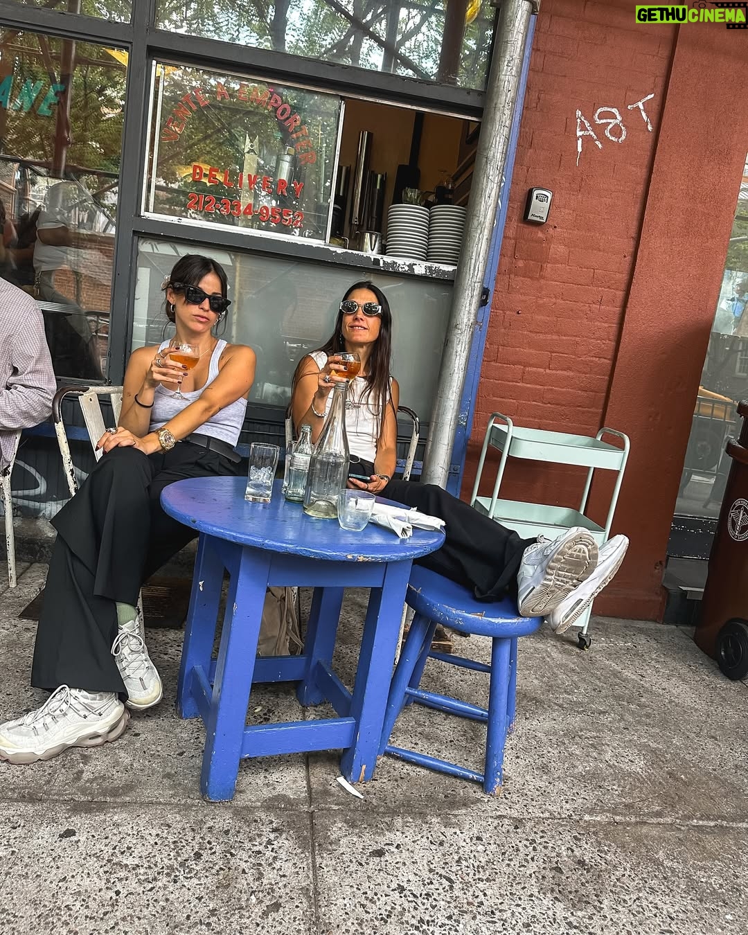 Candelaria Molfese - 28.1K Likes - Unos días mágicos en NY ! Qué felicidad volver a visitar esta ciudad y juntas @coumolfese
1. Para obligatoria un 🥨
2. De vinito y filosofía
3. A pura caminata con jugo de apio
4. Un laminado que va a quedar en mi cora
5. Nuestro espejo en el @wyndhamrewards_latamc @may_ariadna
6. Encontrarme con amigos en NY
7. Una en “Williamsburg”
8. Bagels del amor
9. Hotel que usó y recomiendo @wyndhamrewards_latamc gracias @may_ariadna ❤️🫶🏻
10. Nuestras noches locas
11. Central Park
12. Central park x2
13. Lente sucio by @coumolfese
14. Una imagen de ❤️
15. Calor en NY
16. Chau chau nos vemos la próxima !!! @wyndhamrewards_latamc @may_ariadna