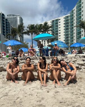 Candelaria Molfese Instagram - Fotos de un viaje inolvidable ! Qué lindo compartir esto con ustedes 5 ! Las ❤️
1. Un paseo en barco épico @themiamiyachts 
2. Una en la playa 
3. Las fotos de mamá (sorprendió!)
4. Cheescake como estilo de vida 🤤 
5. El auto de mis sueños @palmarental.experience @somosjecan 
6. Dos gotas de agua 
7. Más argentas no hay
8. Mi pasta favorita x siempre “Cacio e Pepe”
9. Me hago la cool
10. Nos hacemos las cools en Wynwood 
11. Nuestro depto nos salvó, cómodo, lindo súper hogar @miamifamilyapart @may_ariadna 
12. Playita 
13. Un re lugar donde tomamos vino “Lagniappe”
14. Sisters 
15. FIN