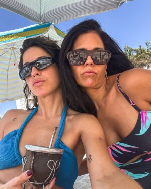 Candelaria Molfese Instagram - Fotos de un viaje inolvidable ! Qué lindo compartir esto con ustedes 5 ! Las ❤️
1. Un paseo en barco épico @themiamiyachts 
2. Una en la playa 
3. Las fotos de mamá (sorprendió!)
4. Cheescake como estilo de vida 🤤 
5. El auto de mis sueños @palmarental.experience @somosjecan 
6. Dos gotas de agua 
7. Más argentas no hay
8. Mi pasta favorita x siempre “Cacio e Pepe”
9. Me hago la cool
10. Nos hacemos las cools en Wynwood 
11. Nuestro depto nos salvó, cómodo, lindo súper hogar @miamifamilyapart @may_ariadna 
12. Playita 
13. Un re lugar donde tomamos vino “Lagniappe”
14. Sisters 
15. FIN