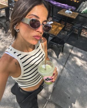 Candelaria Molfese Instagram - Unos días mágicos en NY ! Qué felicidad volver a visitar esta ciudad y juntas @coumolfese 
1. Para obligatoria un 🥨 
2. De vinito y filosofía 
3. A pura caminata con jugo de apio 
4. Un laminado que va a quedar en mi cora 
5. Nuestro espejo en el @wyndhamrewards_latamc @may_ariadna 
6. Encontrarme con amigos en NY
7. Una en “Williamsburg”
8. Bagels del amor 
9. Hotel que usó y recomiendo @wyndhamrewards_latamc gracias @may_ariadna ❤️🫶🏻
10. Nuestras noches locas 
11. Central Park 
12. Central park x2
13. Lente sucio by @coumolfese 
14. Una imagen de ❤️
15. Calor en NY
16. Chau chau nos vemos la próxima !!! @wyndhamrewards_latamc @may_ariadna