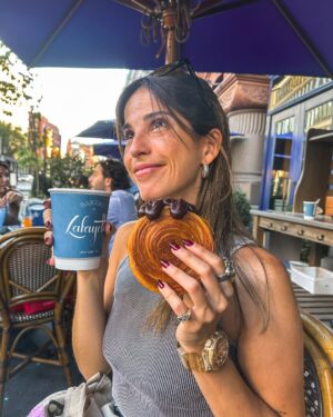 Candelaria Molfese Instagram - Unos días mágicos en NY ! Qué felicidad volver a visitar esta ciudad y juntas @coumolfese 
1. Para obligatoria un 🥨 
2. De vinito y filosofía 
3. A pura caminata con jugo de apio 
4. Un laminado que va a quedar en mi cora 
5. Nuestro espejo en el @wyndhamrewards_latamc @may_ariadna 
6. Encontrarme con amigos en NY
7. Una en “Williamsburg”
8. Bagels del amor 
9. Hotel que usó y recomiendo @wyndhamrewards_latamc gracias @may_ariadna ❤️🫶🏻
10. Nuestras noches locas 
11. Central Park 
12. Central park x2
13. Lente sucio by @coumolfese 
14. Una imagen de ❤️
15. Calor en NY
16. Chau chau nos vemos la próxima !!! @wyndhamrewards_latamc @may_ariadna