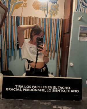 Candelaria Molfese Instagram - Un random de mitad de semana ❤️
1. Una escapada a 🇺🇾 
2. Encontre hoponopono ❤️
3. Los mates te salvan siempre 
4. Mi mejor amigo y yo de joda 
5. Playitaaaa
6. Una lloradita y a seguir
7. Es dueña de todo 
8. Que no se corte @brendagandiniok 
9. Me encontré a mis hermanas en el gym 
10. Los besos siempre sanan 
11. La familia q elegí 
12. Un atardecer ❤️