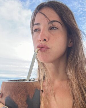 Candelaria Molfese Instagram - Un random de mitad de semana ❤️
1. Una escapada a 🇺🇾 
2. Encontre hoponopono ❤️
3. Los mates te salvan siempre 
4. Mi mejor amigo y yo de joda 
5. Playitaaaa
6. Una lloradita y a seguir
7. Es dueña de todo 
8. Que no se corte @brendagandiniok 
9. Me encontré a mis hermanas en el gym 
10. Los besos siempre sanan 
11. La familia q elegí 
12. Un atardecer ❤️