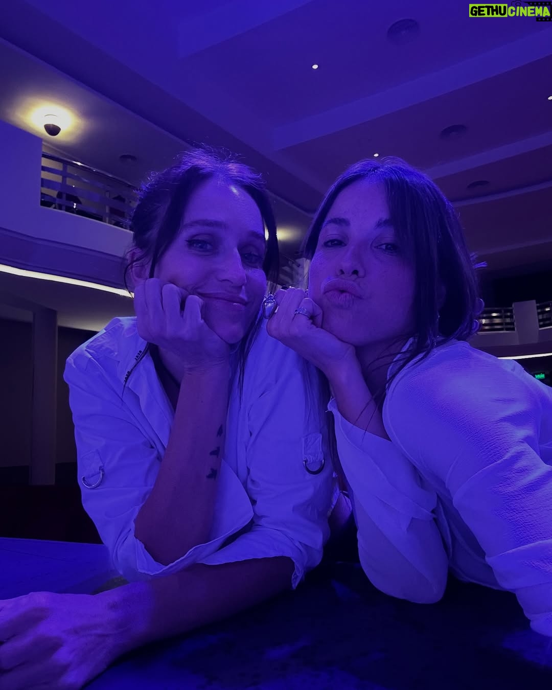 Candelaria Molfese - 30.8K Likes - Un random de mitad de semana ❤️
1. Una escapada a 🇺🇾
2. Encontre hoponopono ❤️
3. Los mates te salvan siempre
4. Mi mejor amigo y yo de joda
5. Playitaaaa
6. Una lloradita y a seguir
7. Es dueña de todo
8. Que no se corte @brendagandiniok
9. Me encontré a mis hermanas en el gym
10. Los besos siempre sanan
11. La familia q elegí
12. Un atardecer ❤️