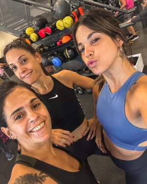 Candelaria Molfese Instagram - Un random de mitad de semana ❤️
1. Una escapada a 🇺🇾 
2. Encontre hoponopono ❤️
3. Los mates te salvan siempre 
4. Mi mejor amigo y yo de joda 
5. Playitaaaa
6. Una lloradita y a seguir
7. Es dueña de todo 
8. Que no se corte @brendagandiniok 
9. Me encontré a mis hermanas en el gym 
10. Los besos siempre sanan 
11. La familia q elegí 
12. Un atardecer ❤️