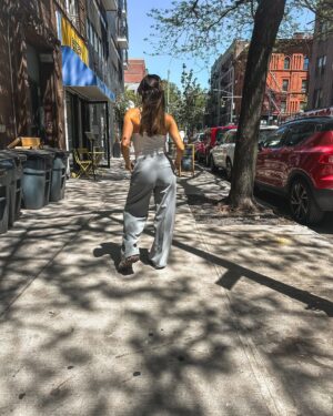 Candelaria Molfese Instagram - Unos días mágicos en NY ! Qué felicidad volver a visitar esta ciudad y juntas @coumolfese 
1. Para obligatoria un 🥨 
2. De vinito y filosofía 
3. A pura caminata con jugo de apio 
4. Un laminado que va a quedar en mi cora 
5. Nuestro espejo en el @wyndhamrewards_latamc @may_ariadna 
6. Encontrarme con amigos en NY
7. Una en “Williamsburg”
8. Bagels del amor 
9. Hotel que usó y recomiendo @wyndhamrewards_latamc gracias @may_ariadna ❤️🫶🏻
10. Nuestras noches locas 
11. Central Park 
12. Central park x2
13. Lente sucio by @coumolfese 
14. Una imagen de ❤️
15. Calor en NY
16. Chau chau nos vemos la próxima !!! @wyndhamrewards_latamc @may_ariadna