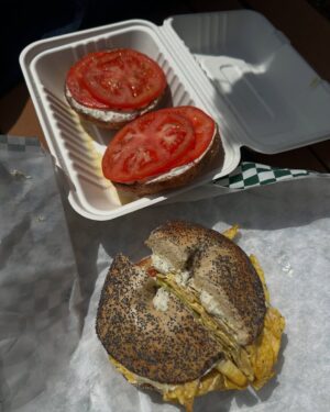 Candelaria Molfese Instagram - Unos días mágicos en NY ! Qué felicidad volver a visitar esta ciudad y juntas @coumolfese 
1. Para obligatoria un 🥨 
2. De vinito y filosofía 
3. A pura caminata con jugo de apio 
4. Un laminado que va a quedar en mi cora 
5. Nuestro espejo en el @wyndhamrewards_latamc @may_ariadna 
6. Encontrarme con amigos en NY
7. Una en “Williamsburg”
8. Bagels del amor 
9. Hotel que usó y recomiendo @wyndhamrewards_latamc gracias @may_ariadna ❤️🫶🏻
10. Nuestras noches locas 
11. Central Park 
12. Central park x2
13. Lente sucio by @coumolfese 
14. Una imagen de ❤️
15. Calor en NY
16. Chau chau nos vemos la próxima !!! @wyndhamrewards_latamc @may_ariadna