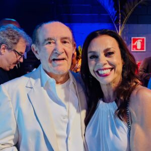 Carla Marins Instagram - @tvglobo  60 anos! 
Festa linda, reencontro de amigos, celebração de tantos talentos, de ontem e hoje! Tanto a agradecer  por toda a minha trajetória nesta casa e também celebrar o novo capítulo desta história que vem aí!