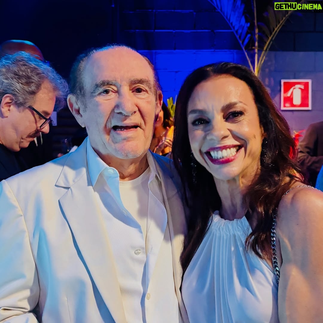 Carla Marins - 22.8K Likes - @tvglobo 60 anos!
Festa linda, reencontro de amigos, celebração de tantos talentos, de ontem e hoje! Tanto a agradecer por toda a minha trajetória nesta casa e também celebrar o novo capítulo desta história que vem aí!