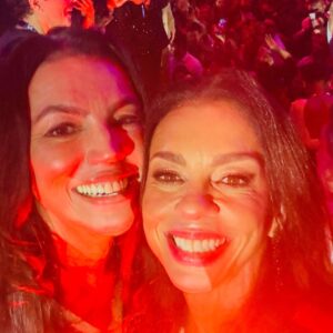 Carla Marins Instagram - @tvglobo  60 anos! 
Festa linda, reencontro de amigos, celebração de tantos talentos, de ontem e hoje! Tanto a agradecer  por toda a minha trajetória nesta casa e também celebrar o novo capítulo desta história que vem aí!