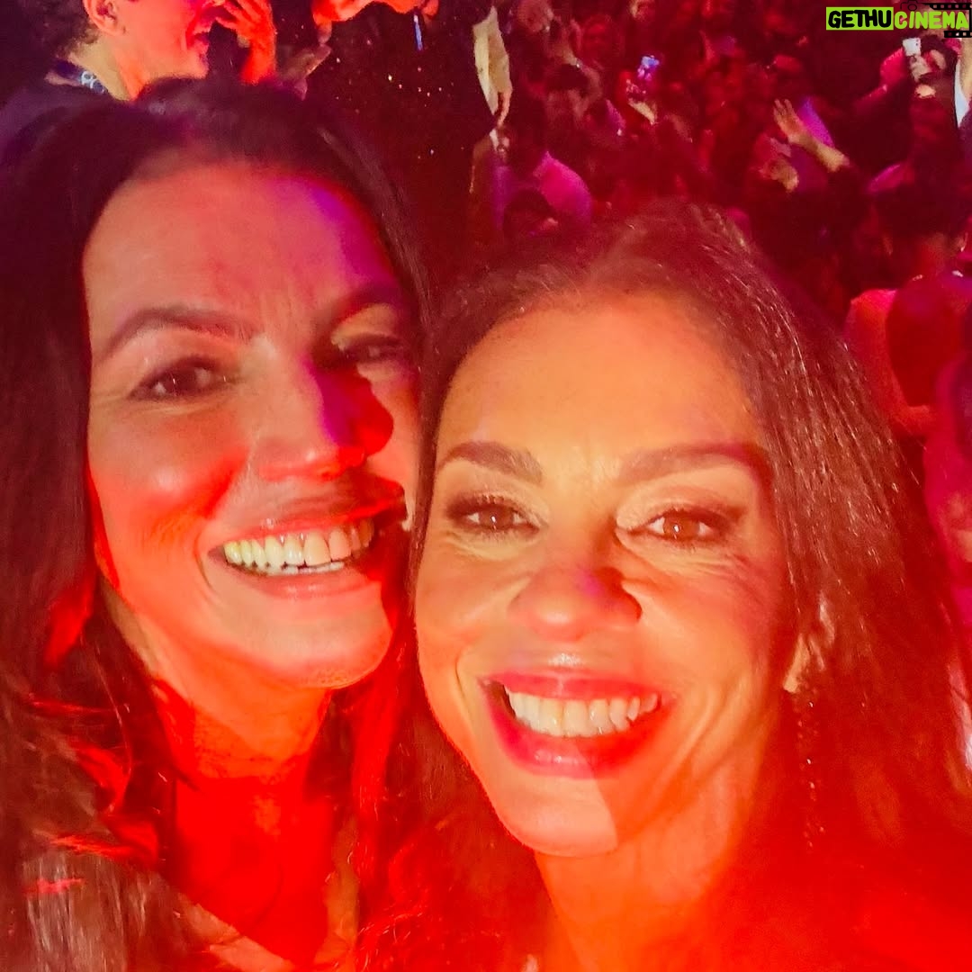 Carla Marins - 22.8K Likes - @tvglobo 60 anos!
Festa linda, reencontro de amigos, celebração de tantos talentos, de ontem e hoje! Tanto a agradecer por toda a minha trajetória nesta casa e também celebrar o novo capítulo desta história que vem aí!