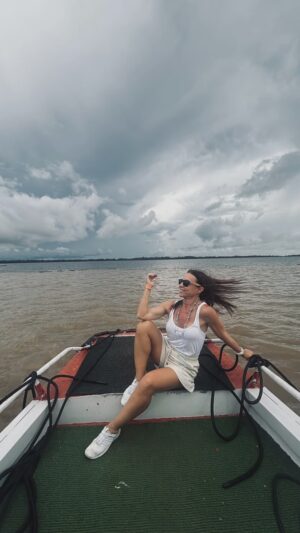 Carla Marins Instagram - Através da atriz e produtora @soniadepaula participei do projeto « Lê pra mim ? » que  incentiva a leitura de livros infantis brasileiros por todo o país e acabei realizando um sonho, conhecer a Amazônia! Grandiosa, e potente, ela é nossa! 
Honremos! 
Cuidemos!
