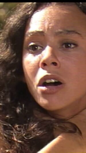 Carla Marins Instagram - 😱 Em 1992, o autor @aguinaldofsilva quase matou @carlamarinsoficial em cena de ‘Pedra Sobre Pedra’. Além da personagem Elaine, a atriz deu vida a mais duas personagens dele, Dinorah em ‘A Indomada’ e Judith em ‘Porto Dos Milagres’.

(Reprodução/TV Globo).