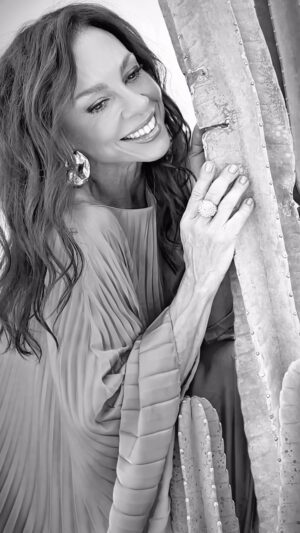 Carla Marins Instagram - Bastidores de hoje com essa queridaaaaaa que eu amei fotografar @carlamarinsoficial maravilhosa ! Tem capa linda vinda aí! ❤️✨

Fotos @priscilanicheli_ph 
Assessoria @julycaldas 
Styling @samantha_szczerb 
Beleza @zuhribeirobeauty_
Locação @casajoa94