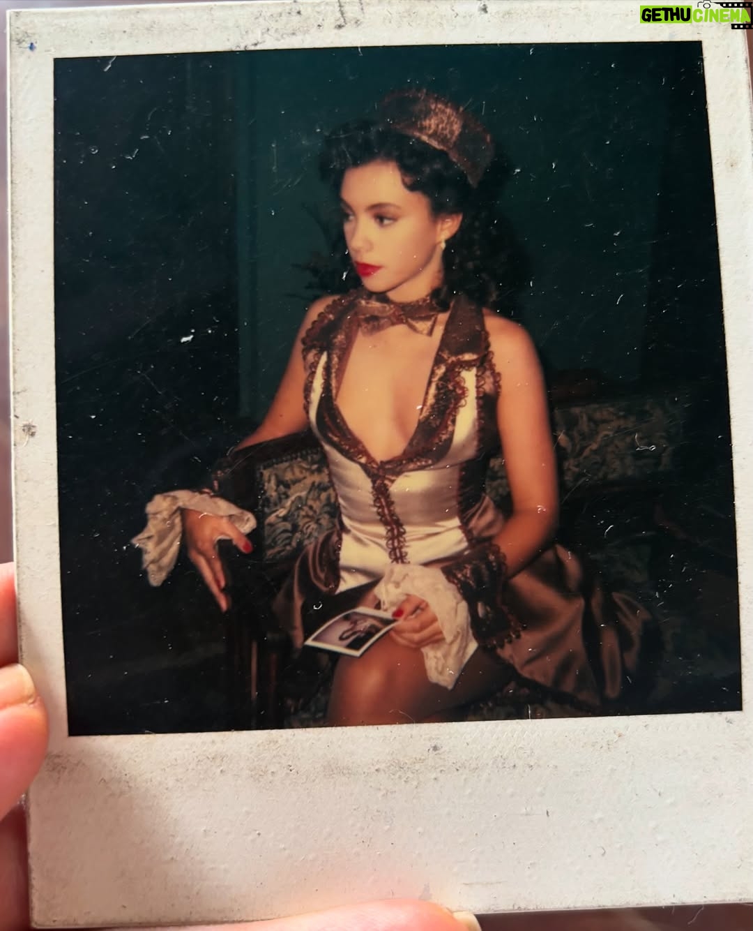 Carla Marins - 6.5K Likes - AEIOUrca está de volta à Globoplay a partir de hoje! .
Que delícia fazer a Suzi Lee, uma vendedora de cigarros que sonha em ser cantora e se tornar uma estrela no palco do Cassino da Urca. Cenas impagáveis com Daniel Dantas, Déborah Bloch e Heloísa Mafalda que ainda aquecem meu coração!