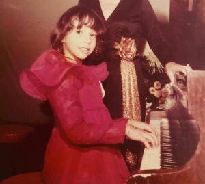 Carla Marins Instagram - E hoje que é o Dia Mundial do Piano? Me lembrei dessa foto com nove anos na minha primeira Audição no Teatro Dom Bosco em Campo Grande no Mato Grosso do Sul, quando morei lá, no segundo casamento da minha mãe. 

Mas as apresentações não eram nada fáceis pra mim. Tenho hiperhidrose, o que me fazia suar muito nas mãos. Precisava levar um lencinho pra secar as teclas do piano após tocar pra não prejudicar a próxima pianista. Fora controlar meus próprios dedos para não escorregarem enquanto tocava.

 Nem tudo na vida dá pra gente resolver e aprender a conviver com o que não podemos mudar é a melhor opção. O que a gente faz? A gente se adapta. E faz dos desafios um lindo aprendizado!