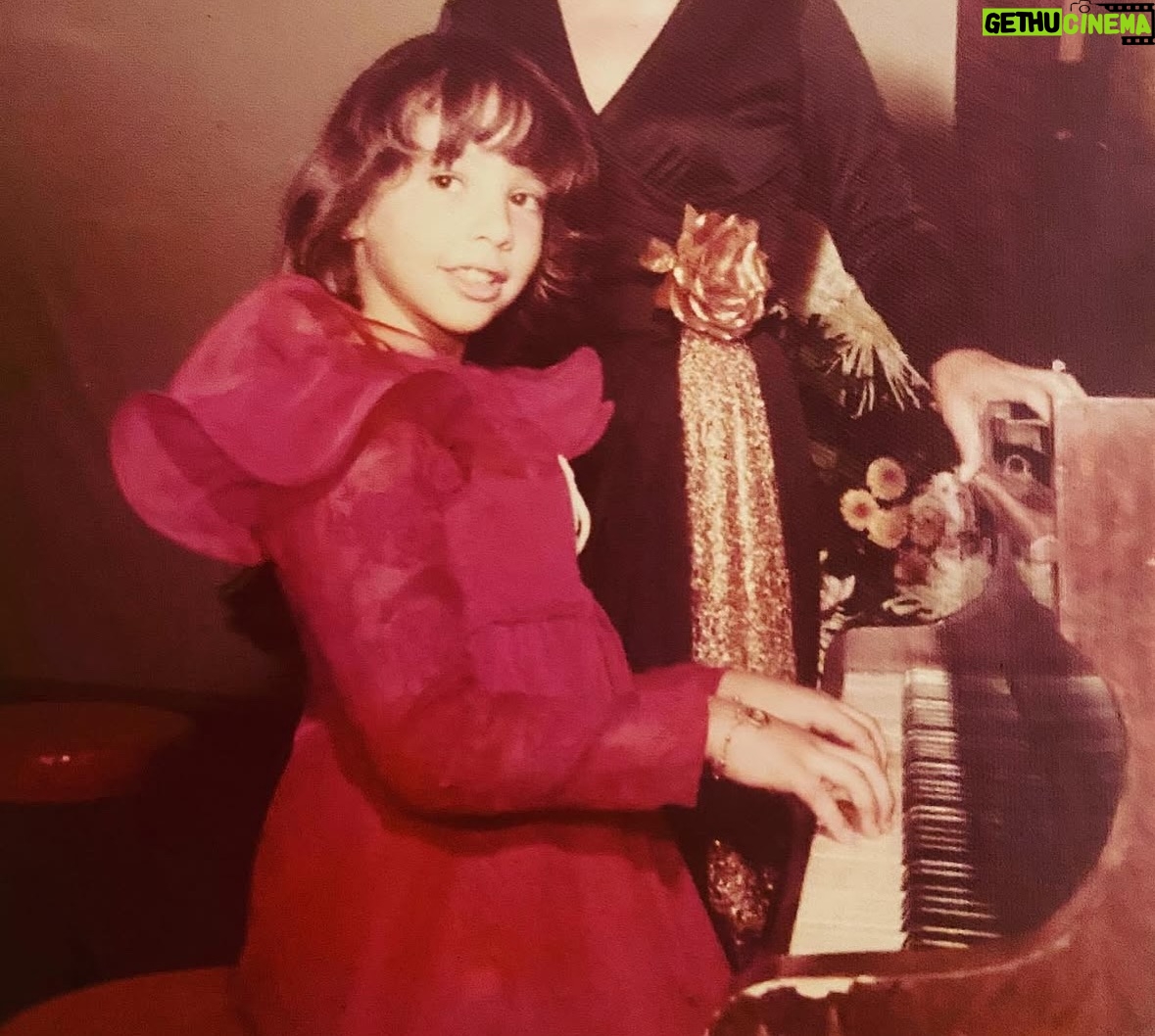 Carla Marins - 1.8K Likes - E hoje que é o Dia Mundial do Piano? Me lembrei dessa foto com nove anos na minha primeira Audição no Teatro Dom Bosco em Campo Grande no Mato Grosso do Sul, quando morei lá, no segundo casamento da minha mãe.
Mas as apresentações não eram nada fáceis pra mim. Tenho hiperhidrose, o que me fazia suar muito nas mãos. Precisava levar um lencinho pra secar as teclas do piano após tocar pra não prejudicar a próxima pianista. Fora controlar meus próprios dedos para não escorregarem enquanto tocava.
Nem tudo na vida dá pra gente resolver e aprender a conviver com o que não podemos mudar é a melhor opção. O que a gente faz? A gente se adapta. E faz dos desafios um lindo aprendizado!