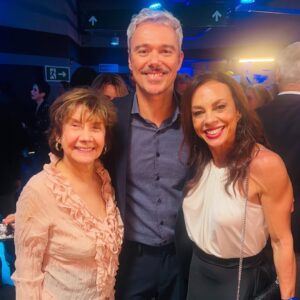 Carla Marins Instagram - @tvglobo  60 anos! 
Festa linda, reencontro de amigos, celebração de tantos talentos, de ontem e hoje! Tanto a agradecer  por toda a minha trajetória nesta casa e também celebrar o novo capítulo desta história que vem aí!