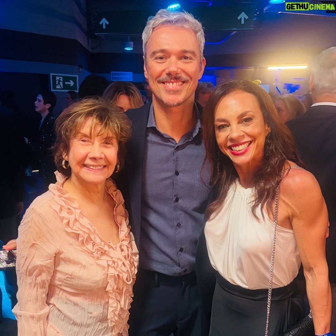 Carla Marins - 22.8K Likes - @tvglobo 60 anos!
Festa linda, reencontro de amigos, celebração de tantos talentos, de ontem e hoje! Tanto a agradecer por toda a minha trajetória nesta casa e também celebrar o novo capítulo desta história que vem aí!