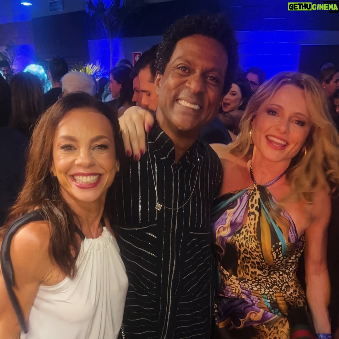 Carla Marins - 22.8K Likes - @tvglobo 60 anos!
Festa linda, reencontro de amigos, celebração de tantos talentos, de ontem e hoje! Tanto a agradecer por toda a minha trajetória nesta casa e também celebrar o novo capítulo desta história que vem aí!