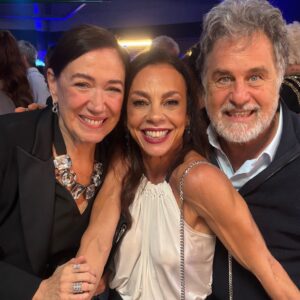 Carla Marins Instagram - @tvglobo  60 anos! 
Festa linda, reencontro de amigos, celebração de tantos talentos, de ontem e hoje! Tanto a agradecer  por toda a minha trajetória nesta casa e também celebrar o novo capítulo desta história que vem aí!