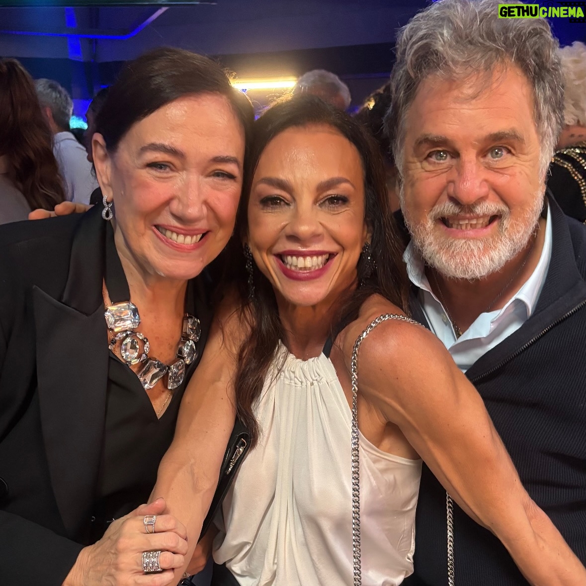 Carla Marins - 22.8K Likes - @tvglobo 60 anos!
Festa linda, reencontro de amigos, celebração de tantos talentos, de ontem e hoje! Tanto a agradecer por toda a minha trajetória nesta casa e também celebrar o novo capítulo desta história que vem aí!