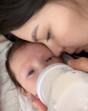 Carol Castro Instagram - Mi pequeño bebé hoy cumple 2 añitos y parece que fue ayer cuando estaba toda asustada porque tenía contracciones…🥹❤️

El amor de mi vida, mi príncipe, mi amor, mi mejor amigo, mi compañerito, mi vida, mi TODO😭❤️ soy tan afortunada de ser su mamá 
Te amo hijo, te amo de una manera inexplicable, te amo por sobre todas las cosas❤️ Feliz cumpleaños mi Arturito bebé