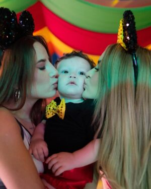 Carol Castro Instagram - Mi pequeño bebé hoy cumple 2 añitos y parece que fue ayer cuando estaba toda asustada porque tenía contracciones…🥹❤️

El amor de mi vida, mi príncipe, mi amor, mi mejor amigo, mi compañerito, mi vida, mi TODO😭❤️ soy tan afortunada de ser su mamá 
Te amo hijo, te amo de una manera inexplicable, te amo por sobre todas las cosas❤️ Feliz cumpleaños mi Arturito bebé