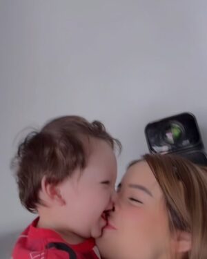 Carol Castro Instagram - Mi pequeño bebé hoy cumple 2 añitos y parece que fue ayer cuando estaba toda asustada porque tenía contracciones…🥹❤️

El amor de mi vida, mi príncipe, mi amor, mi mejor amigo, mi compañerito, mi vida, mi TODO😭❤️ soy tan afortunada de ser su mamá 
Te amo hijo, te amo de una manera inexplicable, te amo por sobre todas las cosas❤️ Feliz cumpleaños mi Arturito bebé