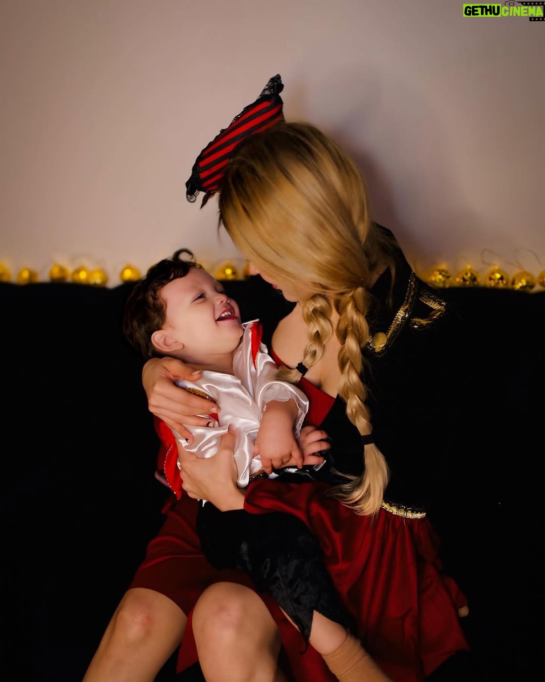 Carol Castro - 826.5K Likes - 🎃🎃🎃