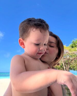 Carol Castro Instagram - Mi pequeño bebé hoy cumple 2 añitos y parece que fue ayer cuando estaba toda asustada porque tenía contracciones…🥹❤️

El amor de mi vida, mi príncipe, mi amor, mi mejor amigo, mi compañerito, mi vida, mi TODO😭❤️ soy tan afortunada de ser su mamá 
Te amo hijo, te amo de una manera inexplicable, te amo por sobre todas las cosas❤️ Feliz cumpleaños mi Arturito bebé