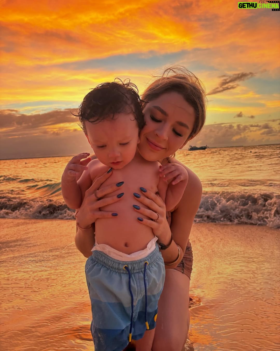 Carol Castro - 818.4K Likes - Me llenas de vida 🥰