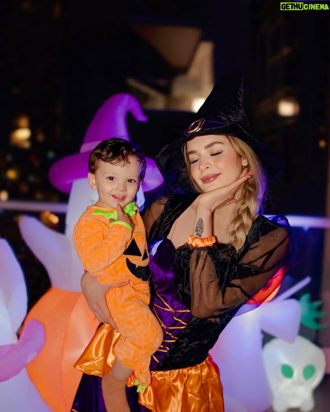 Carol Castro - 418.8K Likes - Mi pequeño bebé hoy cumple 2 añitos y parece que fue ayer cuando estaba toda asustada porque tenía contracciones…🥹❤️

El amor de mi vida, mi príncipe, mi amor, mi mejor amigo, mi compañerito, mi vida, mi TODO😭❤️ soy tan afortunada de ser su mamá 
Te amo hijo, te amo de una manera inexplicable, te amo por sobre todas las cosas❤️ Feliz cumpleaños mi Arturito bebé
