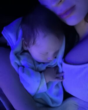 Carol Castro Instagram - Mi pequeño bebé hoy cumple 2 añitos y parece que fue ayer cuando estaba toda asustada porque tenía contracciones…🥹❤️

El amor de mi vida, mi príncipe, mi amor, mi mejor amigo, mi compañerito, mi vida, mi TODO😭❤️ soy tan afortunada de ser su mamá 
Te amo hijo, te amo de una manera inexplicable, te amo por sobre todas las cosas❤️ Feliz cumpleaños mi Arturito bebé