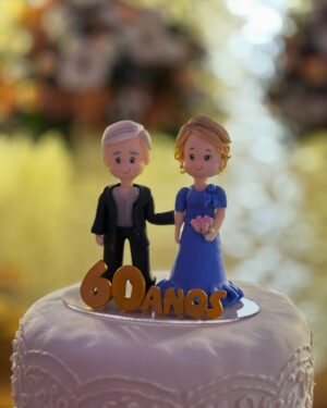 Carol Garcia Instagram - me arrumei para uma festa de 60 anos de casamento. 
sessenta. e não era da Rede Globo - pra essa não fui convidada. quando cheguei, o padre dizia coisas sobre casamento e chamou a troca das alianças pedindo para os jovens casados de 80 anos repetirem as palavras. 

eu me arrumei - como não tenho feito muito - porque eram sessenta anos. “Ah mas a que custo essa relação dura até hoje?” - não me interessa. mano… são SESSENTA ANOS.