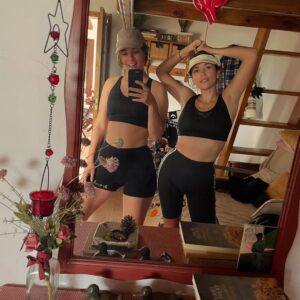 Carol Rovira Instagram - Els que em coneixeu bé sabeu què significa Lo Toll per a mi. I lo que m’agrada compartir-lo en la meua gent. Un indret humil però carregat d’història, menjades (la majoria de vegades, la paella és la protagonista), riures, xerrades, postes de sol, família, amistats, bones lectures i migdiades eternes. 
Un indret especial al mig dels camps d’arròs del meu estimat i amenaçat Delta, on em sento més jo que mai🌾

La gran @nuria_moliner encapçala el programa ENTRE QUATRE PARETS, on parlem de la vida, del Delta i d’aquesta professió que m’acompanya ara ja fa uns quants anys i que em fa anar sempre amunt i avall… Això sí, per molt lluny que estigui, per molt que viatgi, el meu cor sempre està en aquesta terra de fang i arròs🤍🌾🦩 

Gràcies a tot l’esquip de @prestalgia__ per plasmar de manera tan poètica i genuïna el que tot això significa per a mi. Si em voleu conèixer una miqueta més teniu ja el capítol disponible a la plataforma de @som3cat @3catcultura 🫶🏽💫