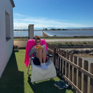 Carol Rovira Instagram - Els que em coneixeu bé sabeu què significa Lo Toll per a mi. I lo que m’agrada compartir-lo en la meua gent. Un indret humil però carregat d’història, menjades (la majoria de vegades, la paella és la protagonista), riures, xerrades, postes de sol, família, amistats, bones lectures i migdiades eternes. 
Un indret especial al mig dels camps d’arròs del meu estimat i amenaçat Delta, on em sento més jo que mai🌾

La gran @nuria_moliner encapçala el programa ENTRE QUATRE PARETS, on parlem de la vida, del Delta i d’aquesta professió que m’acompanya ara ja fa uns quants anys i que em fa anar sempre amunt i avall… Això sí, per molt lluny que estigui, per molt que viatgi, el meu cor sempre està en aquesta terra de fang i arròs🤍🌾🦩 

Gràcies a tot l’esquip de @prestalgia__ per plasmar de manera tan poètica i genuïna el que tot això significa per a mi. Si em voleu conèixer una miqueta més teniu ja el capítol disponible a la plataforma de @som3cat @3catcultura 🫶🏽💫