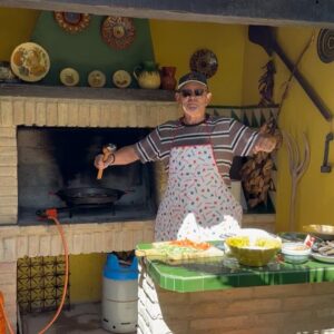 Carol Rovira Instagram - Els que em coneixeu bé sabeu què significa Lo Toll per a mi. I lo que m’agrada compartir-lo en la meua gent. Un indret humil però carregat d’història, menjades (la majoria de vegades, la paella és la protagonista), riures, xerrades, postes de sol, família, amistats, bones lectures i migdiades eternes. 
Un indret especial al mig dels camps d’arròs del meu estimat i amenaçat Delta, on em sento més jo que mai🌾

La gran @nuria_moliner encapçala el programa ENTRE QUATRE PARETS, on parlem de la vida, del Delta i d’aquesta professió que m’acompanya ara ja fa uns quants anys i que em fa anar sempre amunt i avall… Això sí, per molt lluny que estigui, per molt que viatgi, el meu cor sempre està en aquesta terra de fang i arròs🤍🌾🦩 

Gràcies a tot l’esquip de @prestalgia__ per plasmar de manera tan poètica i genuïna el que tot això significa per a mi. Si em voleu conèixer una miqueta més teniu ja el capítol disponible a la plataforma de @som3cat @3catcultura 🫶🏽💫