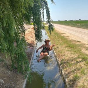 Carol Rovira Instagram - Els que em coneixeu bé sabeu què significa Lo Toll per a mi. I lo que m’agrada compartir-lo en la meua gent. Un indret humil però carregat d’història, menjades (la majoria de vegades, la paella és la protagonista), riures, xerrades, postes de sol, família, amistats, bones lectures i migdiades eternes. 
Un indret especial al mig dels camps d’arròs del meu estimat i amenaçat Delta, on em sento més jo que mai🌾

La gran @nuria_moliner encapçala el programa ENTRE QUATRE PARETS, on parlem de la vida, del Delta i d’aquesta professió que m’acompanya ara ja fa uns quants anys i que em fa anar sempre amunt i avall… Això sí, per molt lluny que estigui, per molt que viatgi, el meu cor sempre està en aquesta terra de fang i arròs🤍🌾🦩 

Gràcies a tot l’esquip de @prestalgia__ per plasmar de manera tan poètica i genuïna el que tot això significa per a mi. Si em voleu conèixer una miqueta més teniu ja el capítol disponible a la plataforma de @som3cat @3catcultura 🫶🏽💫
