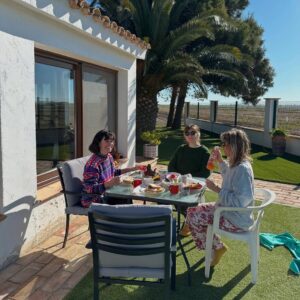 Carol Rovira Instagram - Els que em coneixeu bé sabeu què significa Lo Toll per a mi. I lo que m’agrada compartir-lo en la meua gent. Un indret humil però carregat d’història, menjades (la majoria de vegades, la paella és la protagonista), riures, xerrades, postes de sol, família, amistats, bones lectures i migdiades eternes. 
Un indret especial al mig dels camps d’arròs del meu estimat i amenaçat Delta, on em sento més jo que mai🌾

La gran @nuria_moliner encapçala el programa ENTRE QUATRE PARETS, on parlem de la vida, del Delta i d’aquesta professió que m’acompanya ara ja fa uns quants anys i que em fa anar sempre amunt i avall… Això sí, per molt lluny que estigui, per molt que viatgi, el meu cor sempre està en aquesta terra de fang i arròs🤍🌾🦩 

Gràcies a tot l’esquip de @prestalgia__ per plasmar de manera tan poètica i genuïna el que tot això significa per a mi. Si em voleu conèixer una miqueta més teniu ja el capítol disponible a la plataforma de @som3cat @3catcultura 🫶🏽💫